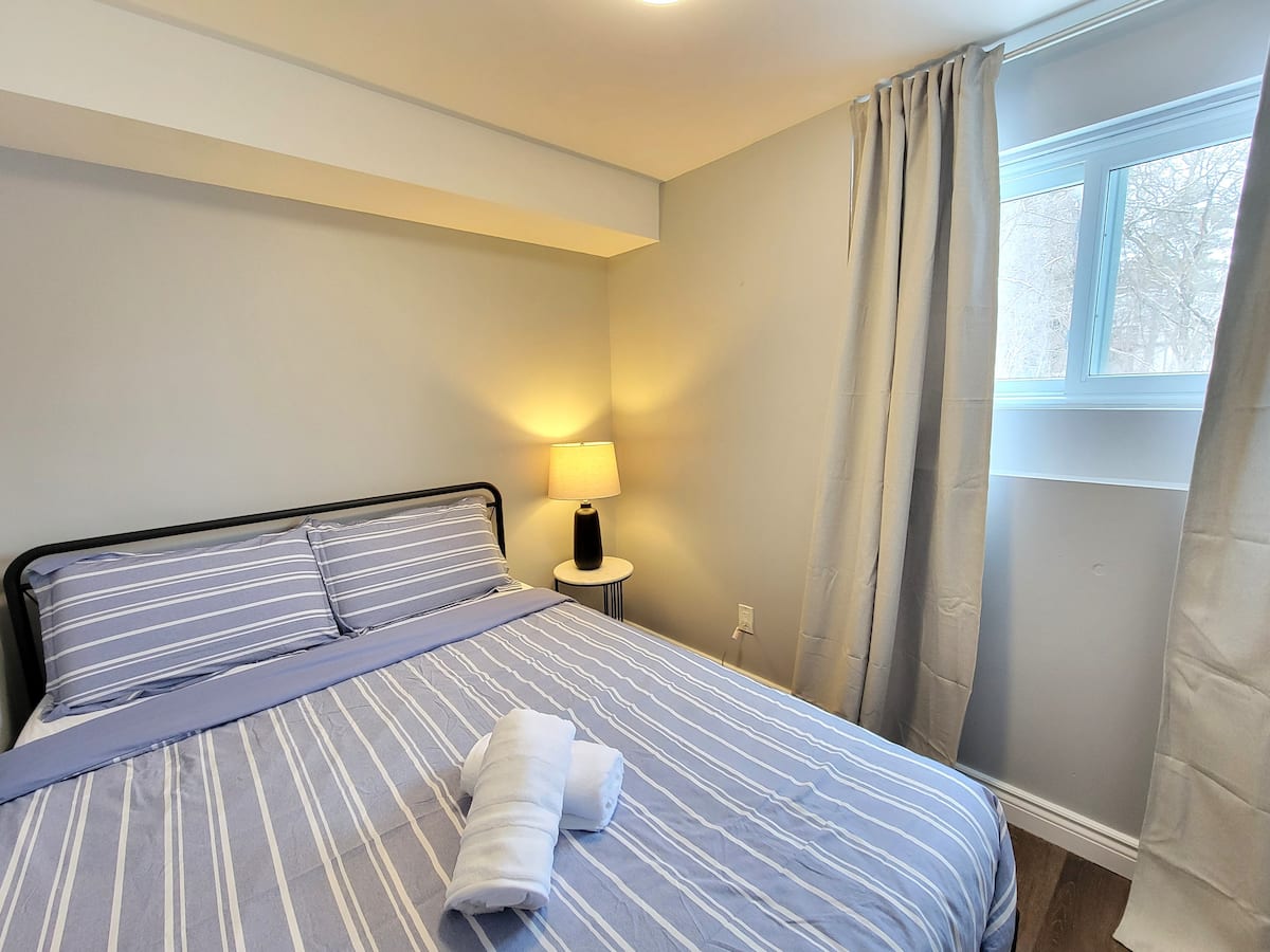 Ground-floor bedroom with a queen bed